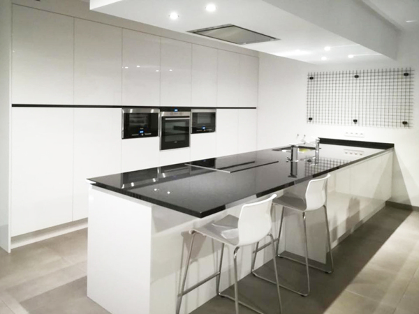 Steri strak moderne witte keuken
