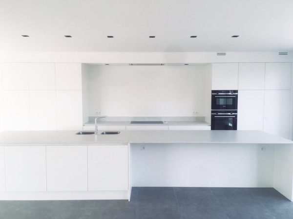 Steri moderne witte keuken